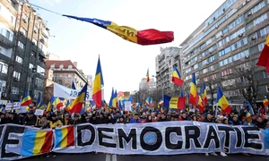 Reprezentanți ai partidului AUR și simpatizanți ai acestora și ai candidatului independent Călin Georgescu participă la o acțiune de protest cu titlul „Miting pentru democrație“ în București. FOTO Inquam Photos / George Călin