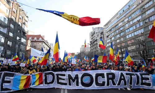Reprezentanți ai partidului AUR și simpatizanți ai acestora și ai candidatului independent Călin Georgescu participă la o acțiune de protest cu titlul „Miting pentru democrație“ în București. FOTO Inquam Photos / George Călin