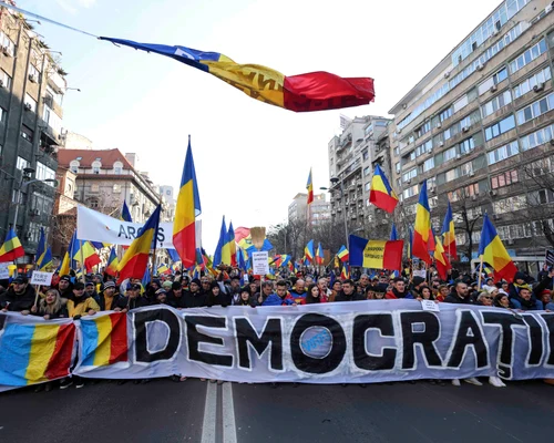 Reprezentanți ai partidului AUR și simpatizanți ai acestora și ai candidatului independent Călin Georgescu participă la o acțiune de protest cu titlul „Miting pentru democrație“ în București. FOTO Inquam Photos / George Călin