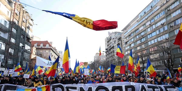 Reprezentanți ai partidului AUR și simpatizanți ai acestora și ai candidatului independent Călin Georgescu participă la o acțiune de protest cu titlul „Miting pentru democrație“ în București. FOTO Inquam Photos / George Călin