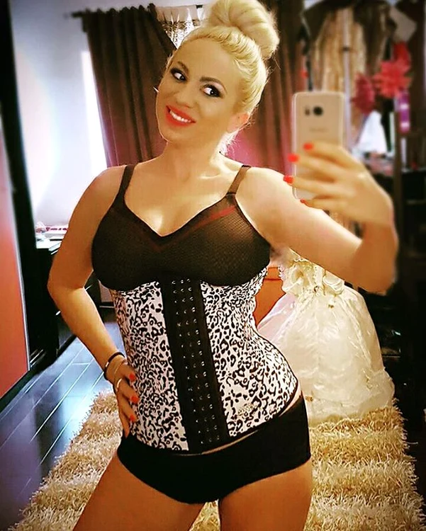 Rocsana Marcu s-a pozat într-unul dintre corsetele modelatoare ale Cristinei