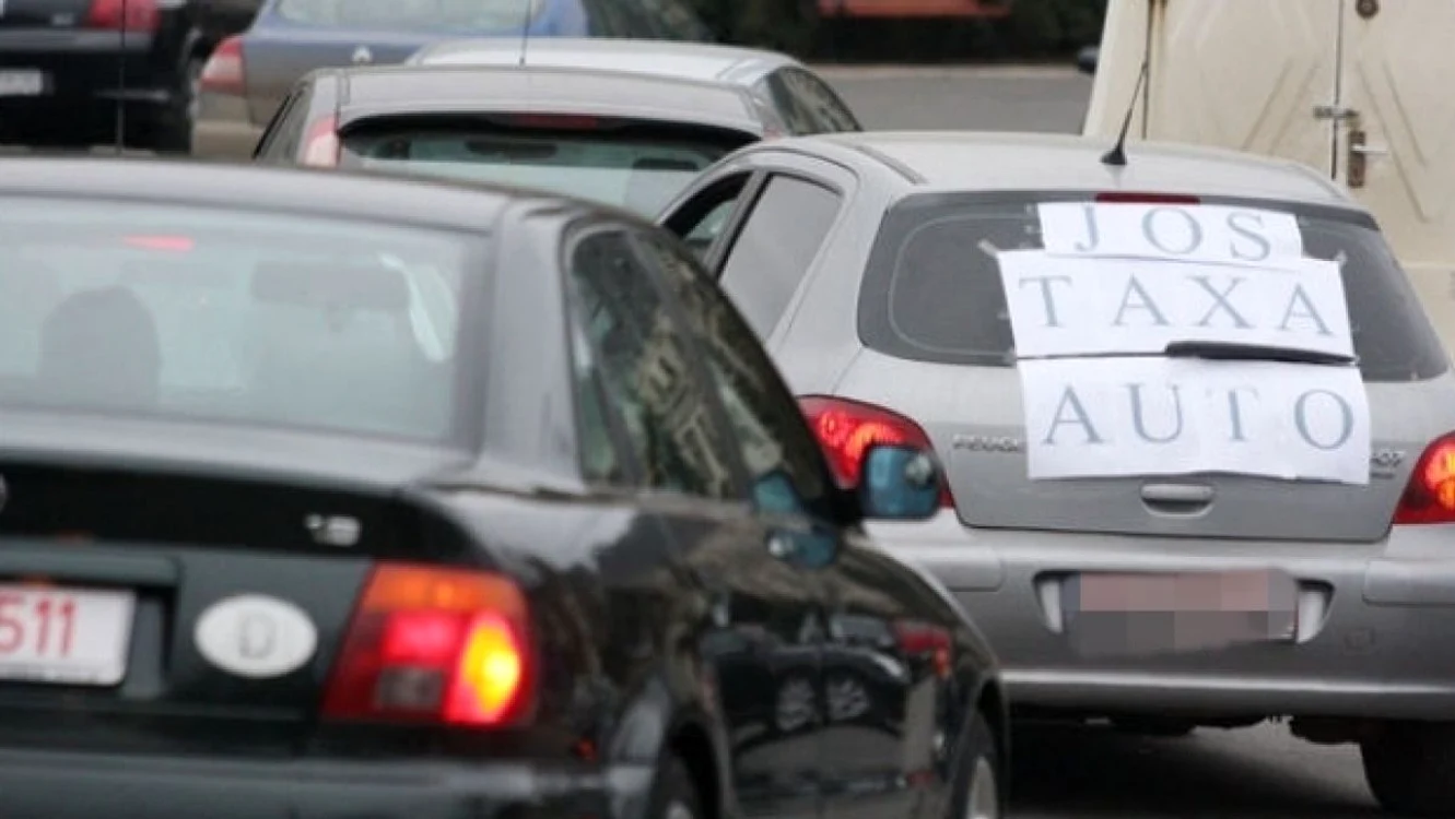 
    Șoferii au protestat față de taxa auto, care până la urmă a fost scoasă, după ce oficialii europeni au stabilit că este ilegală   