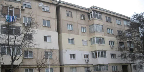 Oamenii au rămas şi fără bani şi fără izolaţii