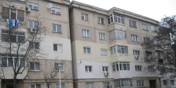 Oamenii au rămas şi fără bani şi fără izolaţii
