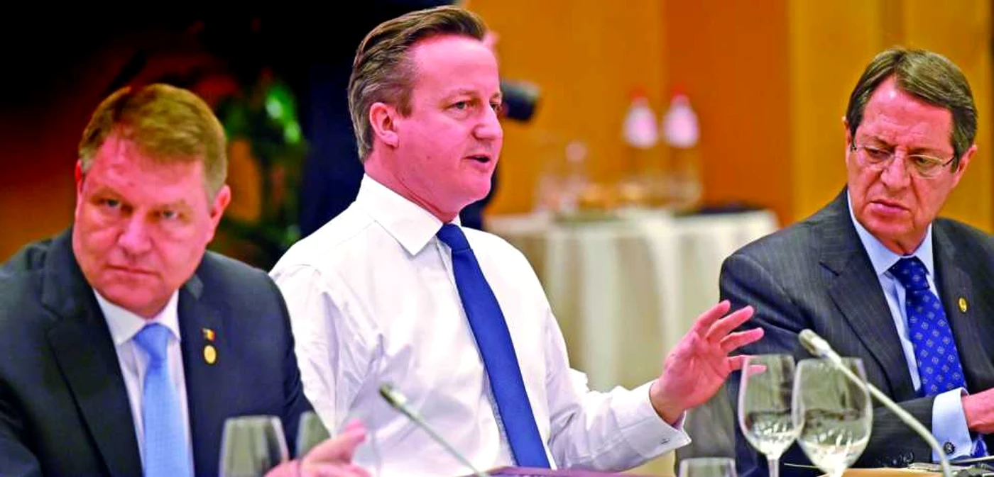 La masa negocierilor, premierul David Cameron a stat între preşedintele român, Klaus Iohannis, şi cel cipriot, Nicos Anastasiades Foto: AP