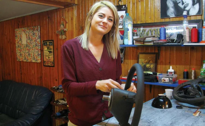 
    Elena Bradea îşi începe lucrul în atelier la 7 dimineaţa. Retapiţarea completă cu piele a volanului şi scaunelor unei maşini costă 4.000 de leiFotografii: arhiva personală  