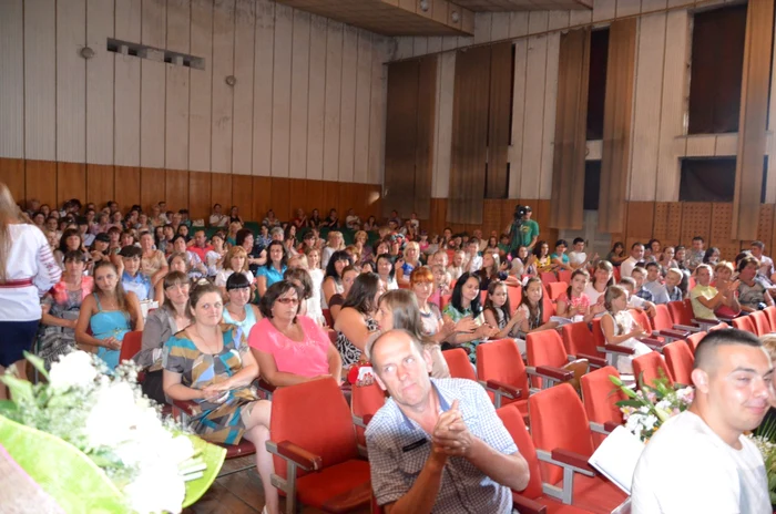 în cadrul evenimentului, membri delegaţiei române au fost premiaţi cu câte o
diplomă de mulţumire pentru colaborările culturale româno-ucrainene