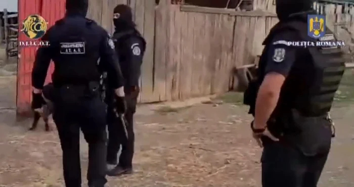 Joi, mascaţii au descins la ferma din Argeş unde erau ţinute victimele. Foto: Poliţia Română