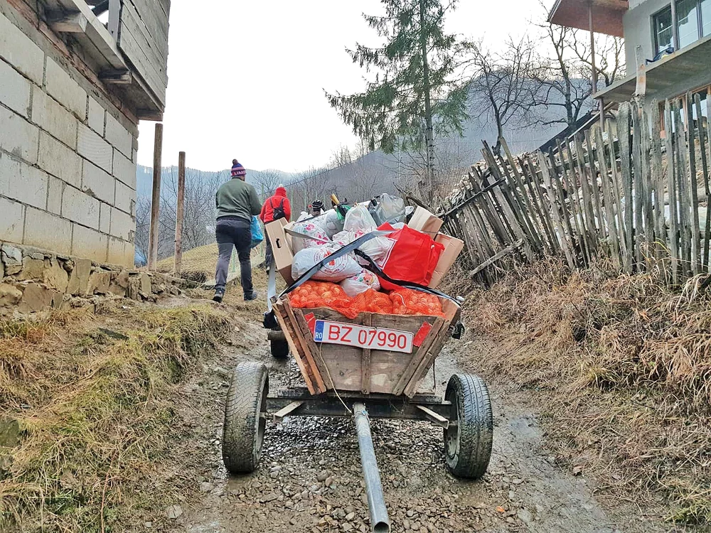 Pe drumurile greu accesibile, pachetele au fost transportate cu căruţa