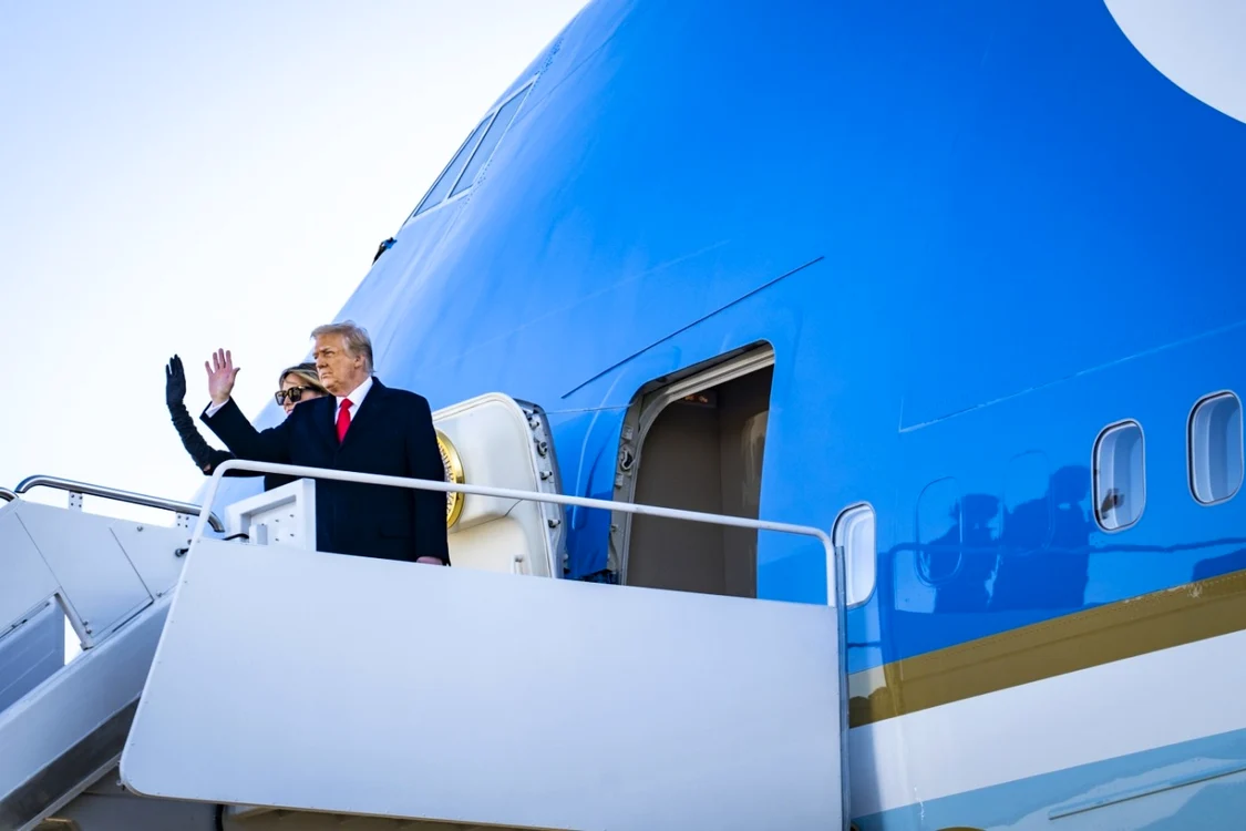 Donald Trump la bordul aeronavei primite de Qatar/FOTO: Getty Images