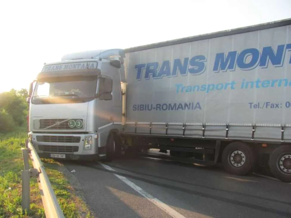 Două TIR-uri s-au lovit pe DE 70