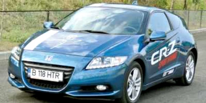 Designul Hondei  CR-Z încântă prin linia capotei joase şi prin encartamentul lat 