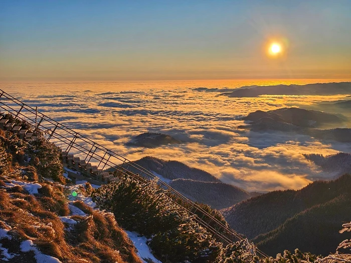 Marea alpină și scările de pe vârful Toaca FOTO Facebook Ana Gianina - Tânăr și Liber