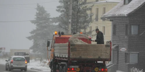 Drumarii au împrăştiat material anti-derapant pe şosele Foto: Adevărul 