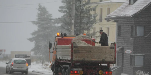 Drumarii au împrăştiat material anti-derapant pe şosele Foto: Adevărul 