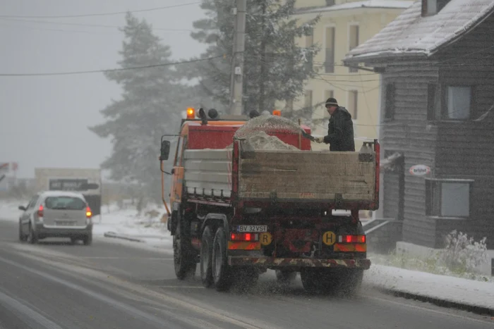 Drumarii au împrăştiat material anti-derapant pe şosele Foto: Adevărul 