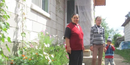 Familia Ursu si-a ridicat o noua locuinta, dupa ce apele le-au luat casa, anul trecut