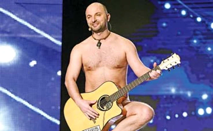Concurentul a adus un moment de stand up comedy, pe care a decis să-l prezinte nud, acoperit doar de o chitarăFoto: PRO TV