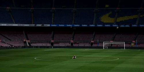 Andres Iniesta singur pe stadionul Barcelonei FOTO Guliver / Getty Images / David Ramos