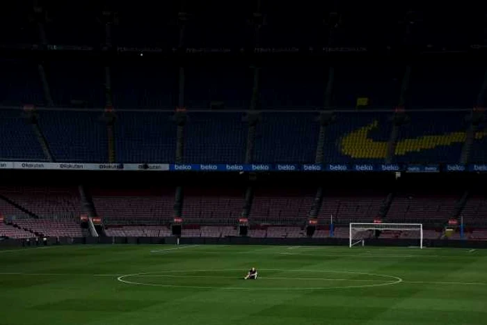 Andres Iniesta singur pe stadionul Barcelonei FOTO Guliver / Getty Images / David Ramos