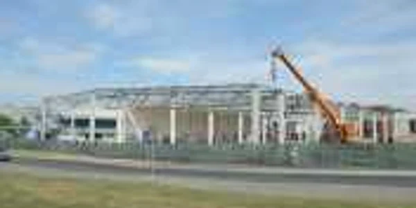 Muncitorii lucrează în paralel la demontarea fostei hale şi la construcţia noului mall