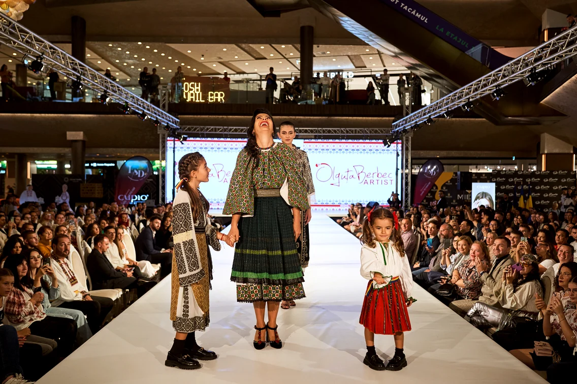 Olguța Berbec și Vlăduța Lupău, la Timișoara Fashion Week / Sursă foto: Ciprian Dărăban