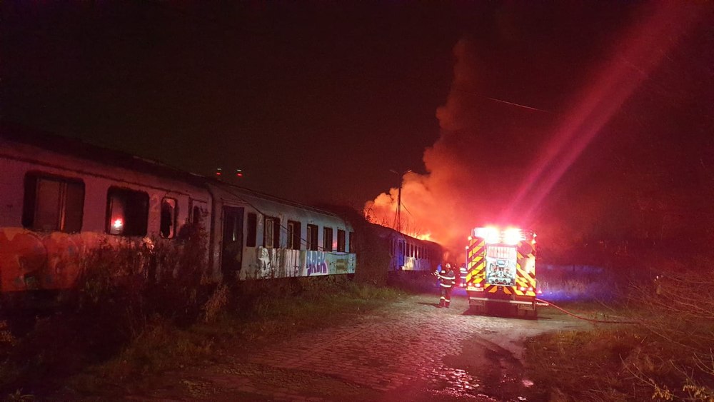 Incendiu la două vagoane ale unui tren de călătorii. 20 de persoane au fost evacuate, nimeni nu a fost rănit