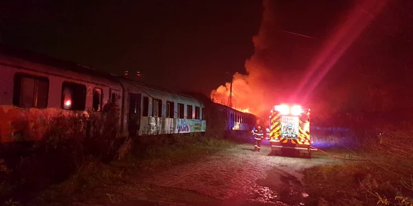 Incendiu puternic pe Calea Giulești  Ard 12 vagoane de tren dezafectate (1) jpg