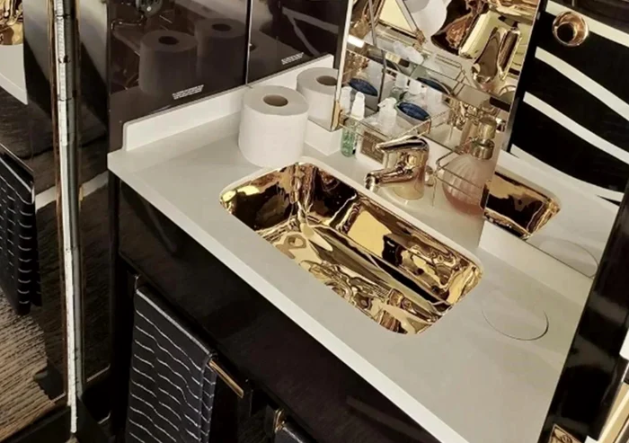 Avionul este dotat cu o chiuvetă placată cu aur. Foto: captură video YouTube Linus Sebastian 