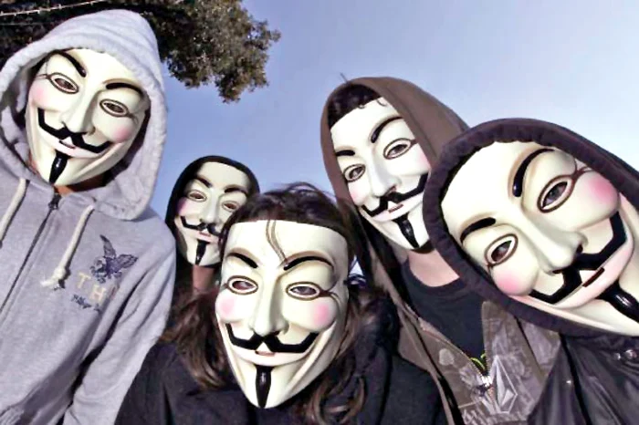 Măştile Guy Fawkes sunt  simbolul mişcării Anonymous