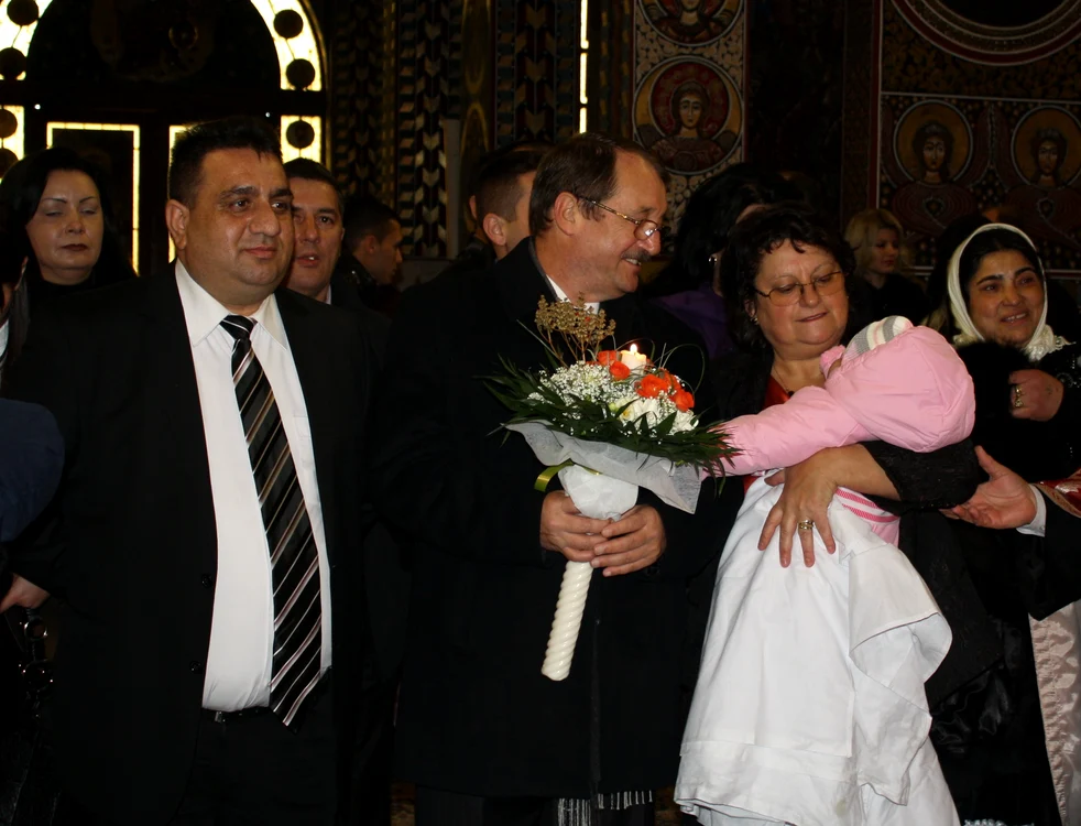 
    Mircea Băsescu a intrat în bucluc după ce s-a înrudit cu familia interlopului Bercea Mondial (Sandu Anghel)  