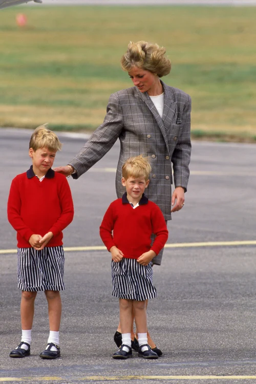 Diana Prințesa de Wales (1961   1997) pe aeroportul din Aberdeen cu fiii ei, William și Harry, pe 14 august 1989  Purta un costum Mardi, Foto Jayne Fincher, Getty Images jpg
