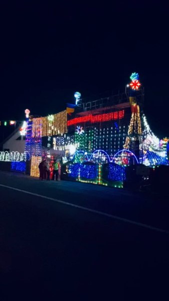 Târgul de Crăciun dintr-o curte din Alba. Casă împodobită ca-n povești, cu mii de beculețe VIDEO
