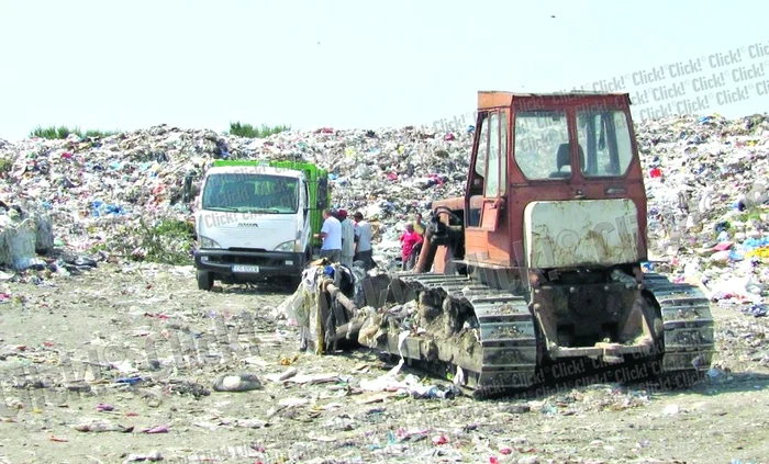 
    Şoferul utilajului a declarat că  nu l-a putut vedea pe băiat din  cauza ceţii și a fumului dens (foto: Oana Bejenariu)  