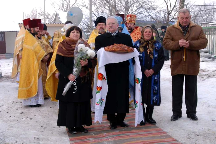 Dumitru Ţâra la sfinţirea bisericii din Roşietici, alături de soţia şi mama sa. Foto: Arhivă personală 