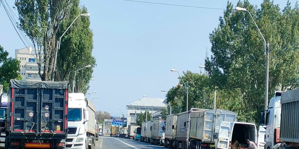 Coloană de tiruri în Portul Galați jpeg