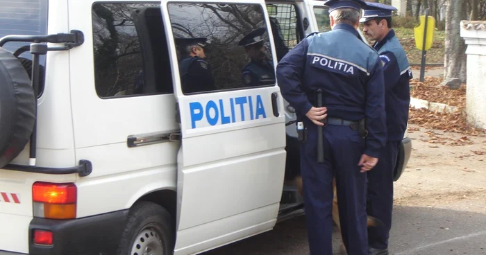 Poliţişti în misiune. FOTO: NICOLETA BUTNARU