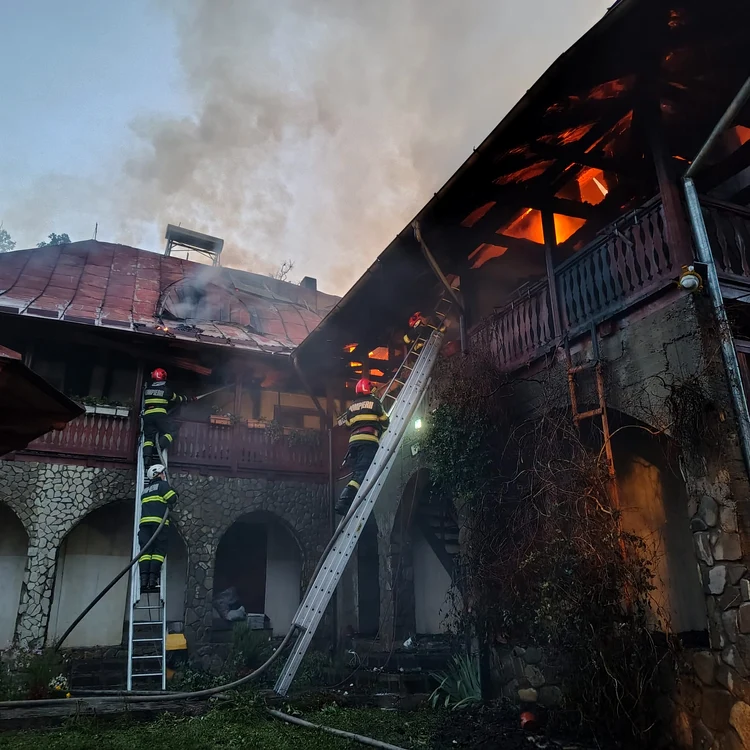 Un incendiu puternic a izbucnit vineri dimineață. FOTO: ISU Neamț/Ziar Piatra Neamț