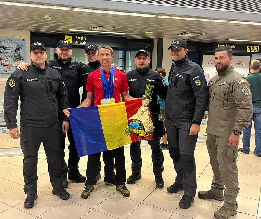 Cătălin Amuza a fost așteptat la sosirea în țară de către colegii săi. FOTO IPJ Dâmbovița