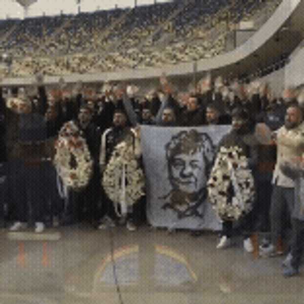 Moment emoționant la Arena Națională: galeria Dinamo i-a scandat pentru ultima oară numele lui Mircea Lucescu. Fiul marelui antrenor, în lacrimi