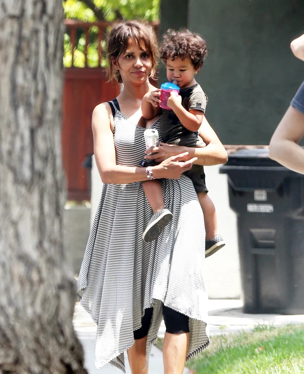 Halle Berry îl cară tot timpul după ea pe micuţul MaceoFoto: Hepta