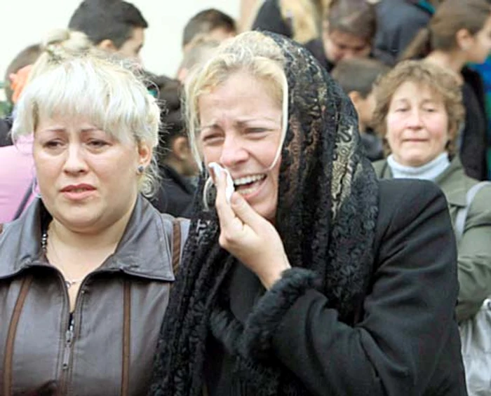 Mama lui Eduard şi-a strigat durerea lângă sicriul fiului