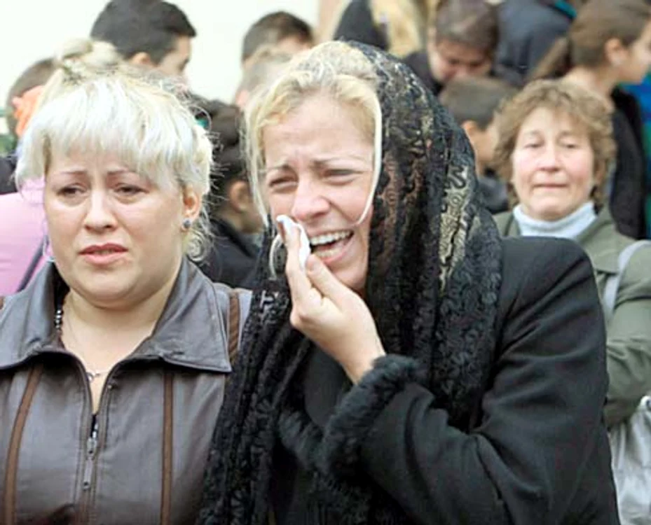Mama lui Eduard şi-a strigat durerea lângă sicriul fiului