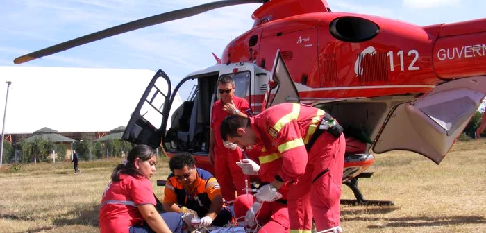 Fetiţa a fost transportată la Bucureşti cu elicopterul SMURD