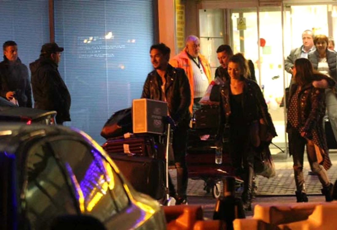 Răzvan Simion şi Lidia Buble au ieşit zâmbind din aeroport Foto: CAPS