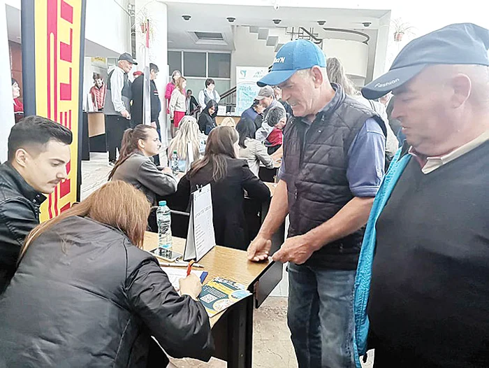 Persoane de toate vârstele au venit la Slatina. FOTO: Adevărul