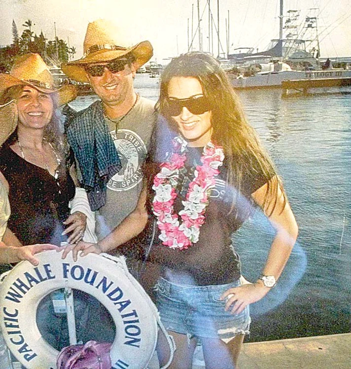 
    Corina, alături de  părinţii săi într-o  vacanţă în  Maui, Hawaii  