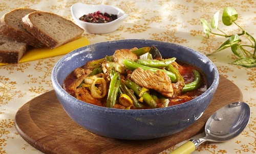 mancare de fasole verde cu carne de pui jpeg