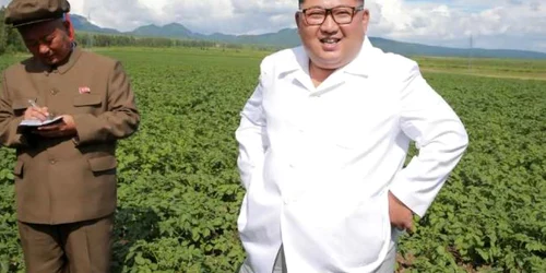 Kim Jong-un vizitand o plantatie de cartofi FOTO AFP