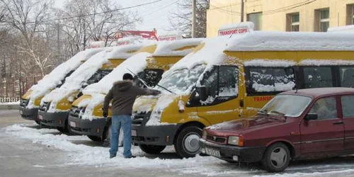 Şoferii pregăteau microbuzele de plecare